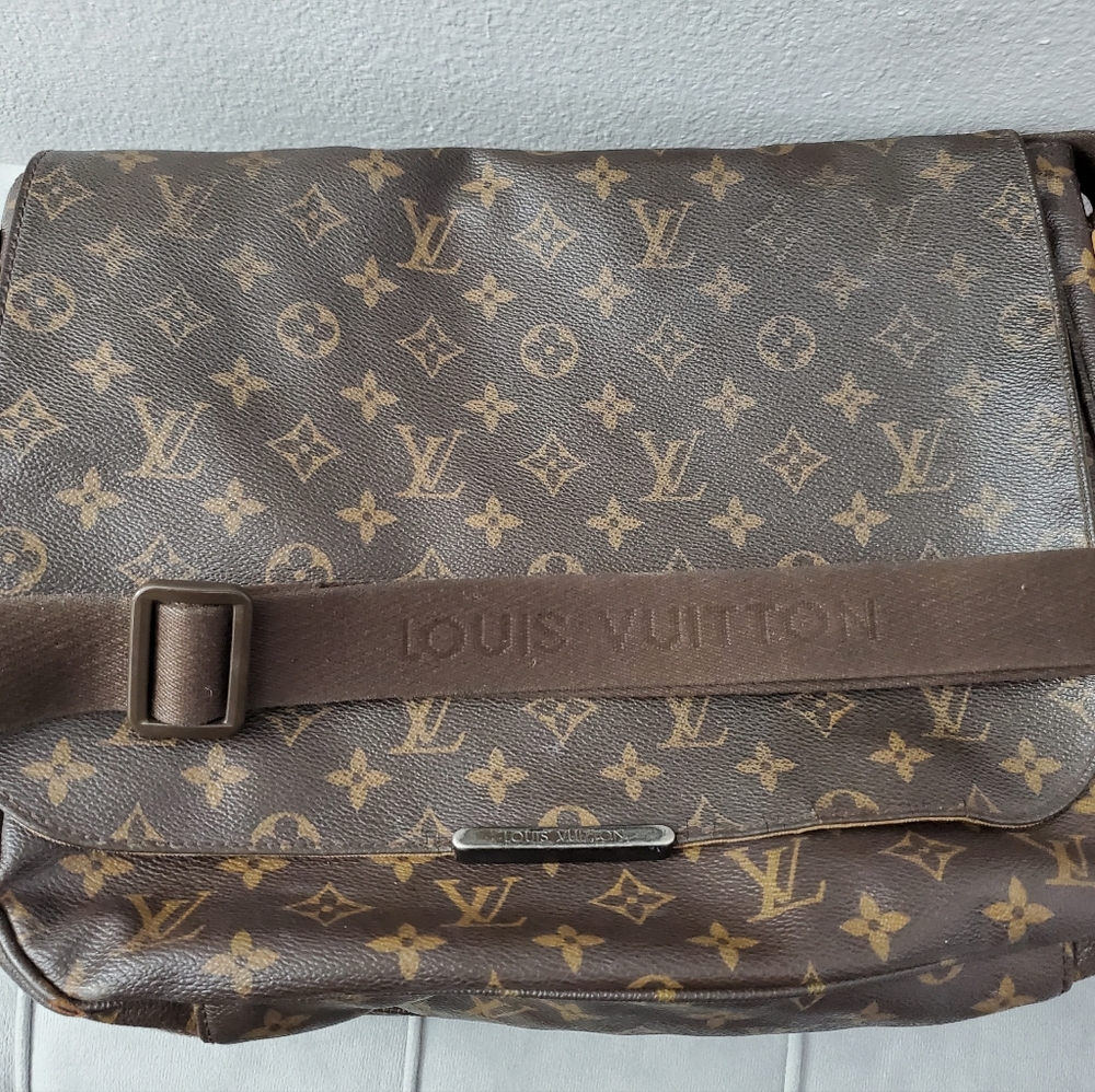 Authentic LOUIS VUITTON Beaubourg Messenger Bag Monogram Canvas MM